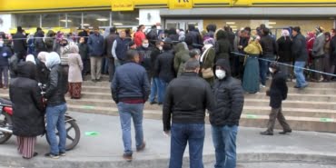 esenyurtta-ptt-onunde-yogunluk-sosyal-mesafe-kuralina-yine-uyulmadi_7653_dhaphoto4