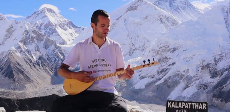 Everest’te saz çaldı