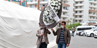 evlat-nobetindeki-baba-hdp-binasi-onune-siyah-celenk-birakti_8438_dhaphoto1