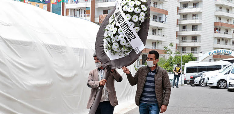 evlat-nobetindeki-baba-hdp-binasi-onune-siyah-celenk-birakti_8438_dhaphoto1