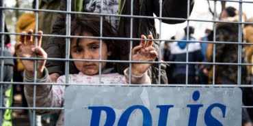 YUNANISTAN'IN KASTANIAS SINIR KAPISI ONUNDE BUGUN KADIN VE COCUKLAR BEKLEDI. ELLERINDE PANKARTLARLA SINIRA DAYANAN KADIN VE COCUKLAR INGILIZCE. TURKCE 'LUTFEN KAPIYI ACIN' SLOGANLARI ATTI