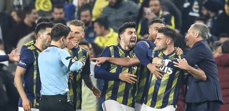 Futbolcular kavga etti polis barikat kurdu
