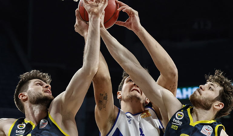 Anadolu Efes-Fenerbahçe Beko derbisinde farklı galibiyet
