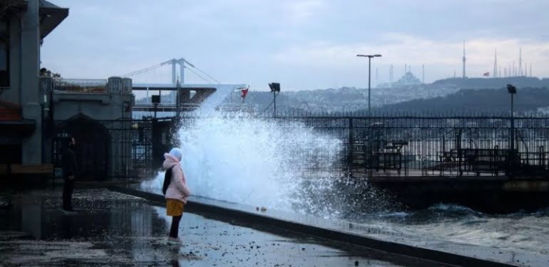 Akom da uyardı… İstanbul’da fırtına öğleden sonra etkili olacak!