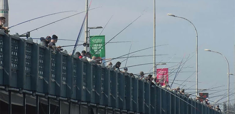 Galata Köprüsü eski günlerine döndü, kovalar balıkla doldu