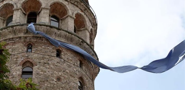 Mavi kravatlı Galata Kulesi