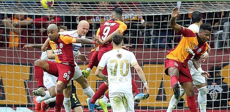 Galatasaray son dakikalarda yıkıldı