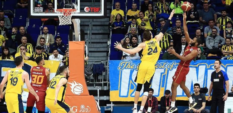 Galatasaray 9 yıl sonra Fenerbahçe’yi deplasmanda yendi
