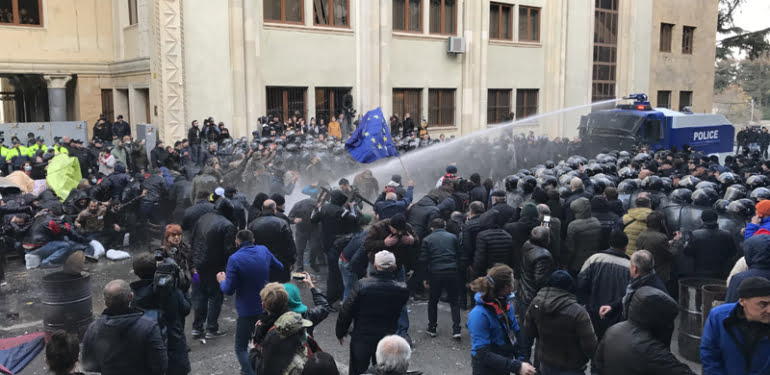 Gürcistan polisi, erken seçim talebiyle parlamento binası ön
