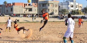 hafter-saldirilarinin-hedef-aldigi-afrikali-gocmenler-savasi-futbolla-unutuyor
