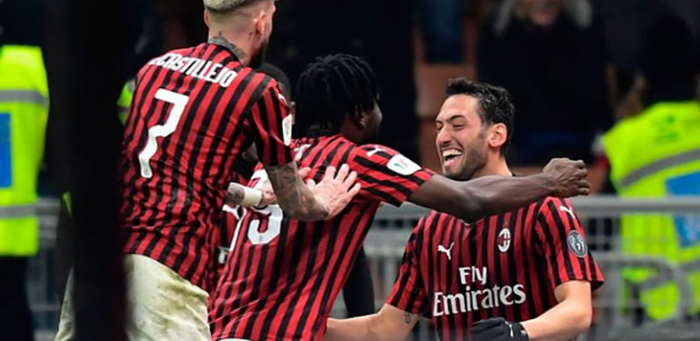 Hakan Çalhanoğlu İtalya’da manşetlerde