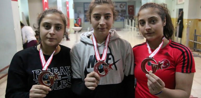 Halterci üç kız kardeşin gözü dünya şampiyonluğunda