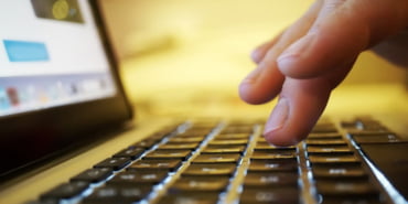 hands-computer-keyboard_102290-189