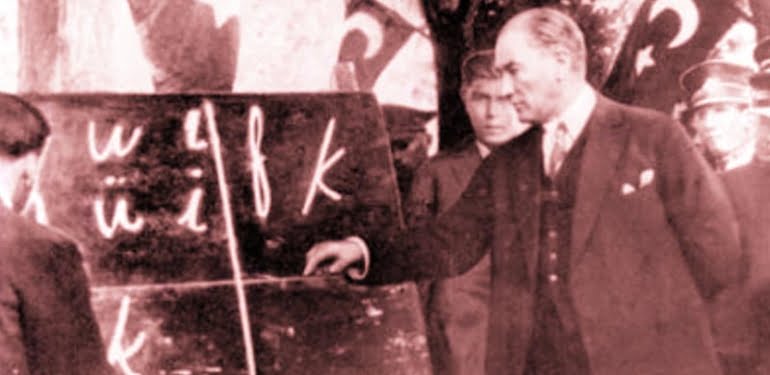 Türkler alfabesini niye değiştirdi? Harf Devrimi’nin 91. yılını kutluyoruz