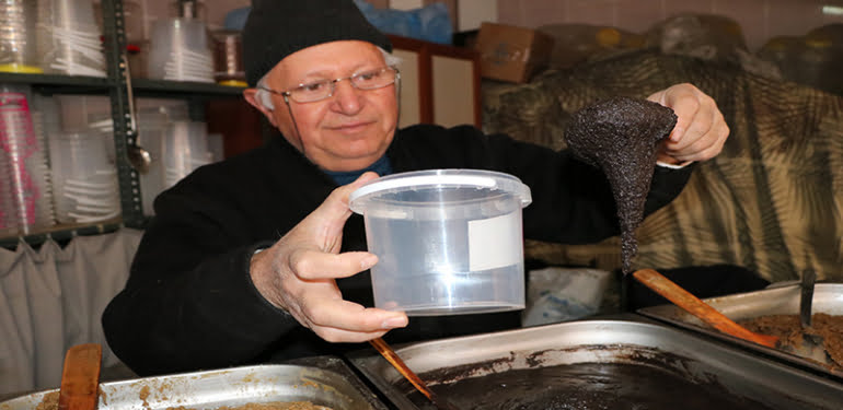 Haşhaşı kendi üretiyor, işliyor ve sofralara servis ediyor