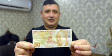 hatali-basim-oldugunu-iddia-ettigi-50-lirayi-50-bin-liraya-satiyor_1106_dhaphoto1