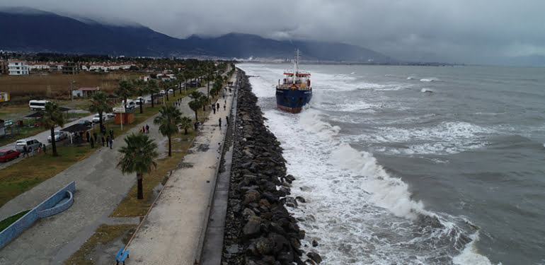 Hatay’da gemi karaya oturdu