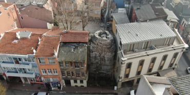 havadan-fotograflarla-istanbulda-iki-bina-arasinda-sikisan-16-asirlik-tarih_3822_dhaphoto2