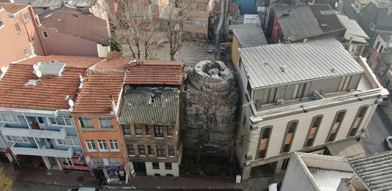 havadan-fotograflarla-istanbulda-iki-bina-arasinda-sikisan-16-asirlik-tarih_3822_dhaphoto2