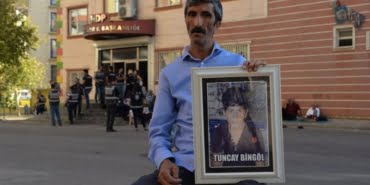 hdp-onunde-eylemdeki-baba-kendi-cocuklarinin-eline-keman-bizimkilerin-eline-silah-veriyorlar_9023_dhaphoto1-e1571128238737
