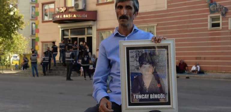 hdp-onunde-eylemdeki-baba-kendi-cocuklarinin-eline-keman-bizimkilerin-eline-silah-veriyorlar_9023_dhaphoto1-e1571128238737