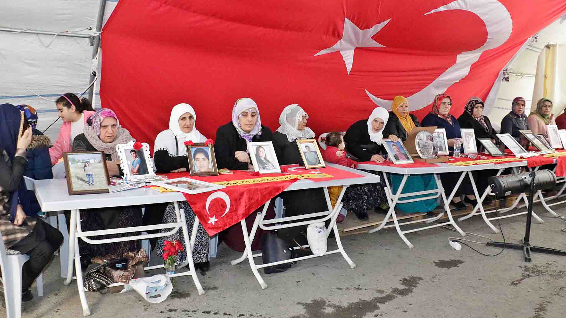 hdp-onundeki-eylemde-142nci-gun-aile-sayisi-73-oldu_7174_dhaphoto5