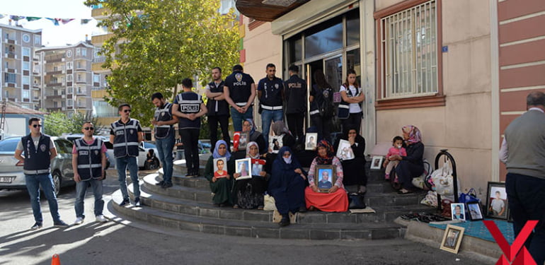 hdp-onundeki-eylemde-43uncu-gun-aile-sayisi-55-oldu_9282_dhaphoto10