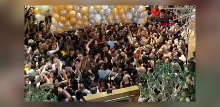 Hediyeli balonları kapmak için birbirlerini ezdiler: 17 yaralı