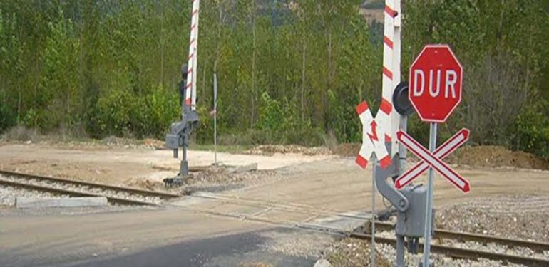 Trenin altında kalmak üzere olan sürücüyü böyle kurtardı