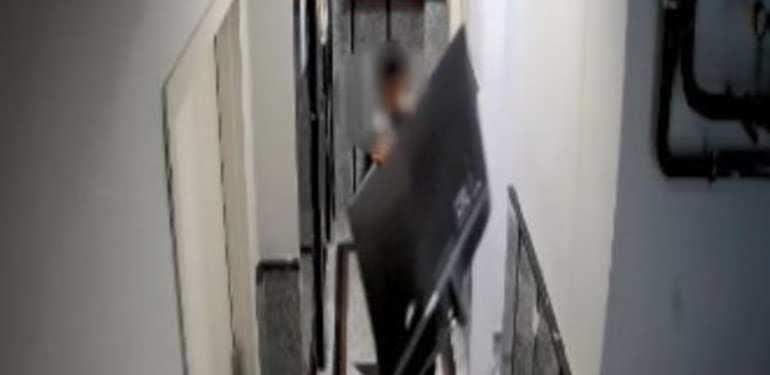 Hırsızların televizyonu çalma anı kamerada