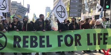 iklim_protestoculari_londrayi_kilitledi