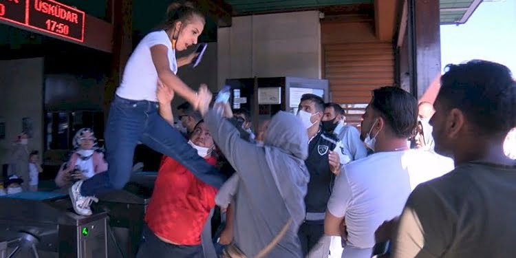Eminönü iskelesinde kadından kadına uçan tekme