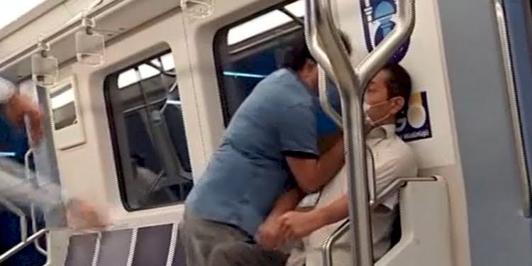 Metroda şarkı kavgası