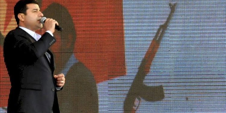 Enver Aysever’den Cumhuriyet gazetesinde Demirtaş reklamı