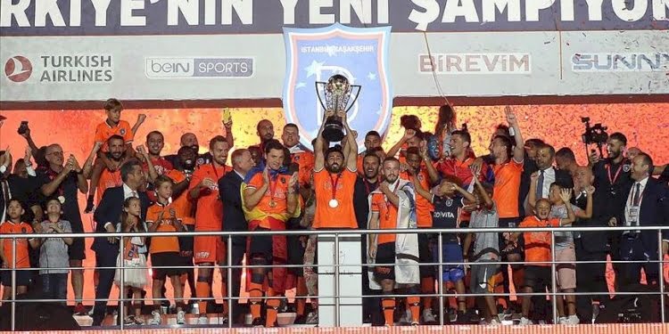Başakşehir kupayı kaldırdı, Erdoğan’ın forması emekli edildi