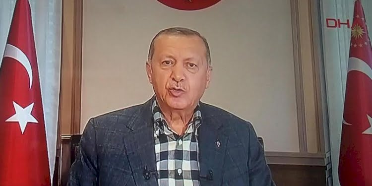 Erdoğan’dan canlı yayında prompter kazası: Geri al, geri al…