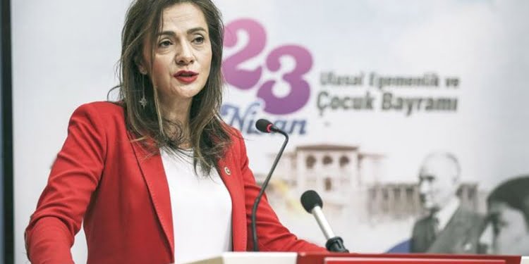 Kuaför mühürleten Gamze İlgezdi, işsiz kalan sanat emekçilerini Meclis gündemine taşıdı