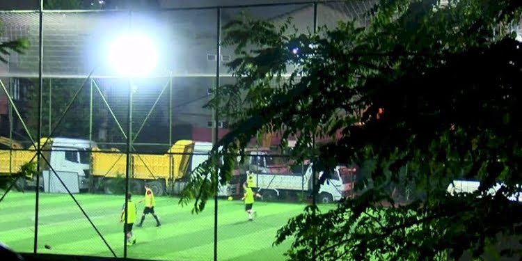 Yasak yokmuş gibi… Halı sahada maç yaptılar