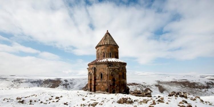 Ani’de tarihi yapıtların duvarları aşk ilan alanı oldu