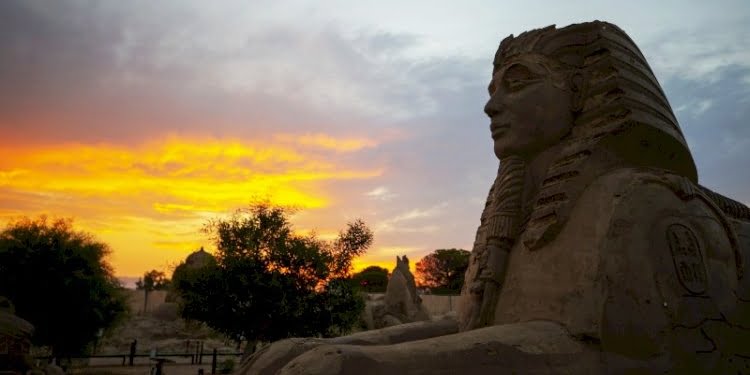Antalya’da kum heykeller gün batımında sunduğu eşsiz manzarasıyla etkiliyor