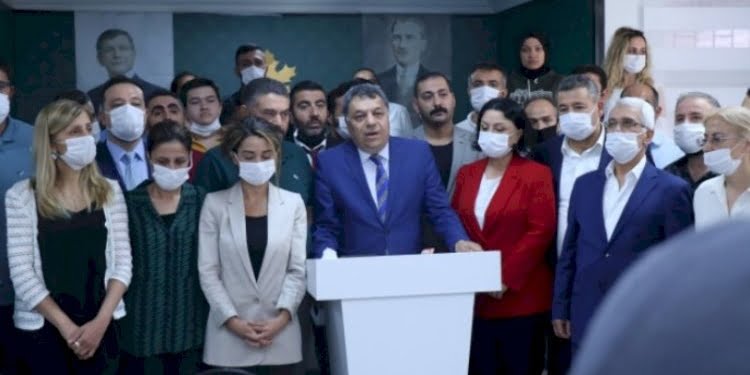 Davutoğlu’nun partisinde istifa depremi… Zehir zemberek açıklama
