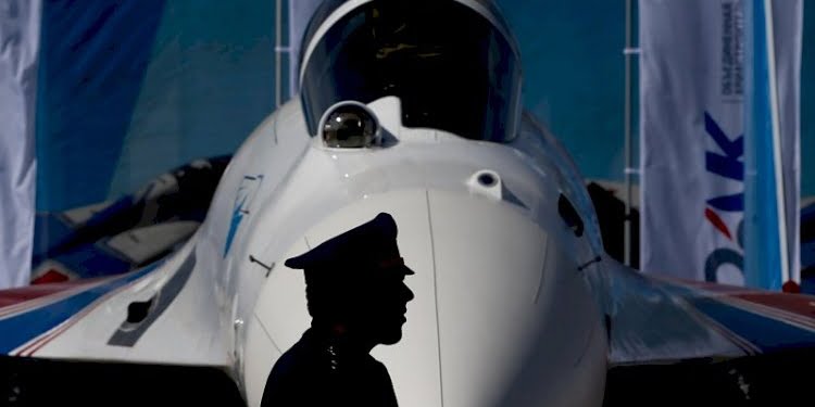 VİDEO- Avcı SU-35 görücüye çıktı