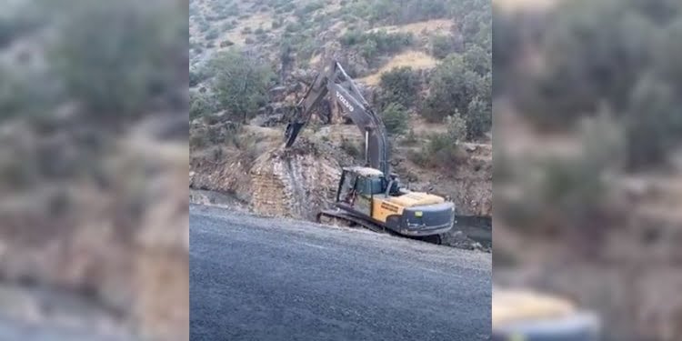 Tarihi köprü kepçeyle yıkıldı