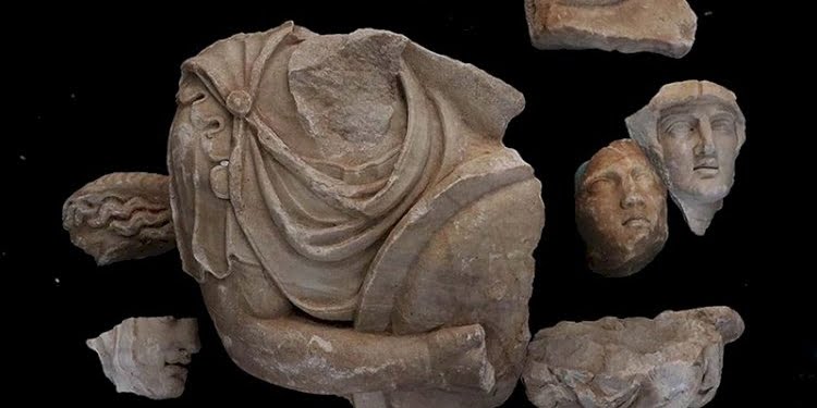 Hadrian Tapınağı kazısında arkeologlar ‘parçaları birleştirerek’ geçmişe ışık tutuyor