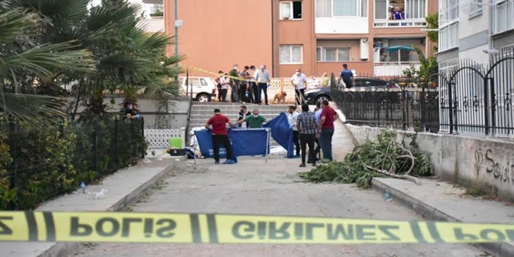 Boşanma aşamasındaki eşi ile 1 kişiyi öldürüp, 1 kişiyi yaraladıktan sonra intihar etti