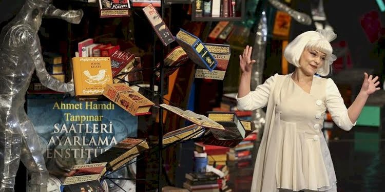 ‘Sonsuzluk Kitabevi’ 40 yıl sonra Devlet Tiyatroları sahnesinde prömiyer yaptı