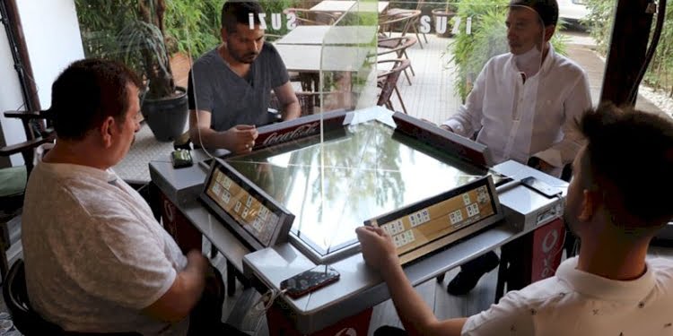 Oyun tutkunlarını koronavirüs durduramadı: Dijital oyun masası üretti