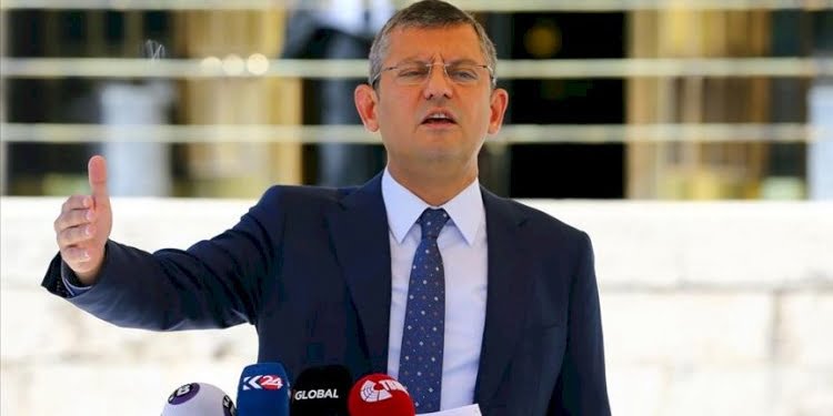 CHP’li Özgür Özel’den Bakan Selçuk’a sert tepki: Suyu ısınan bakanlardan biri