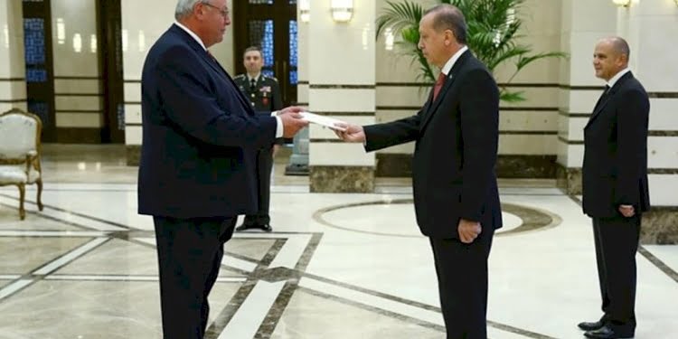 Eski Alman Büyükelçi’den skandal yazı: Erdoğan’ın nefesi kesilene kadar bekleyin!