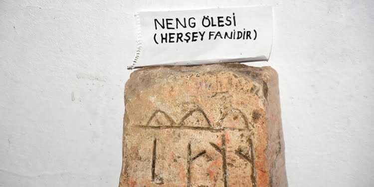 Göktürk alfabeli ‘Her şey fanidir’ yazılı mezar taşına koruma